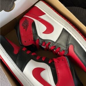 Nike Redblkwht Jordan 1 mid